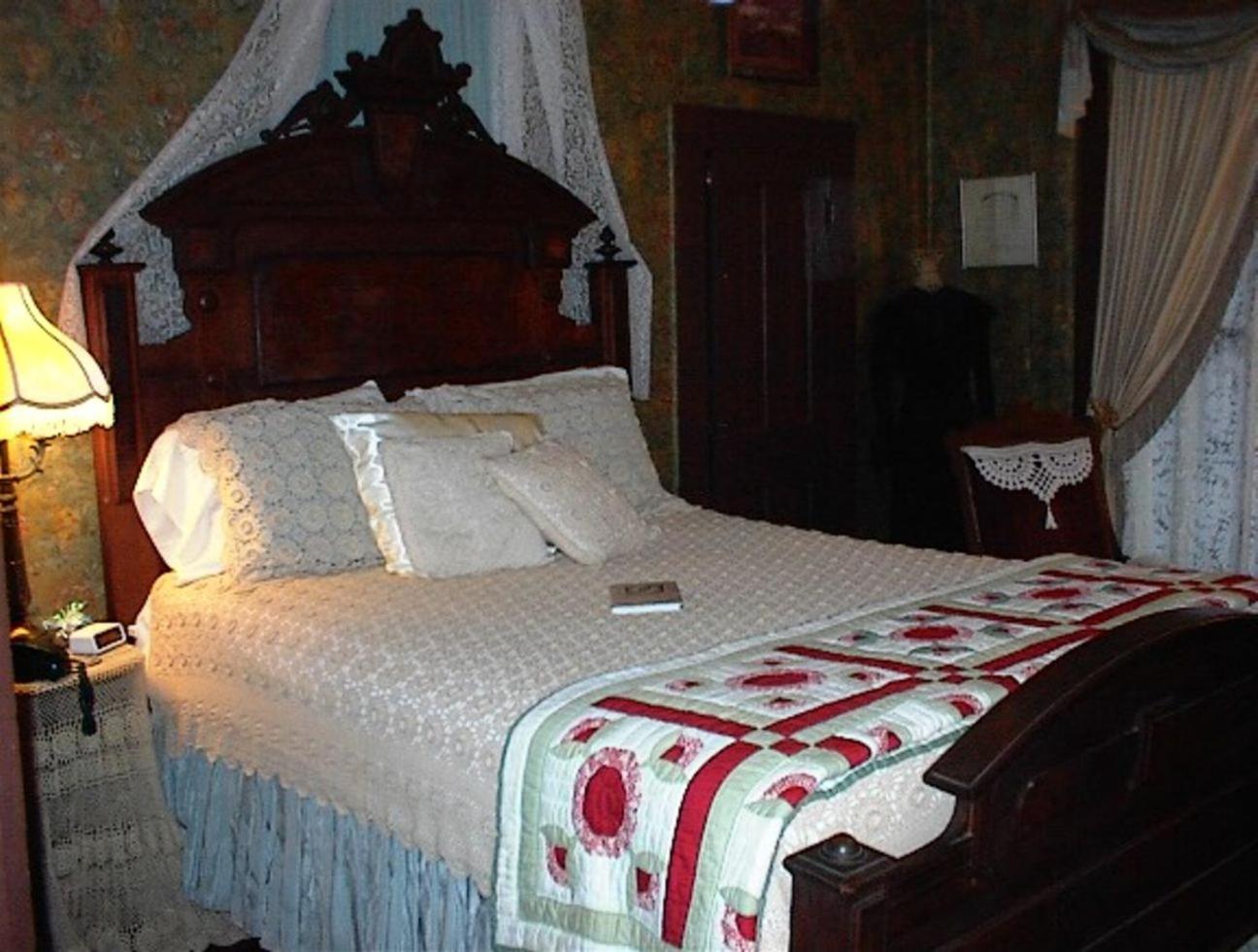 Carleton House Bed And Breakfast Bonham Bagian luar foto