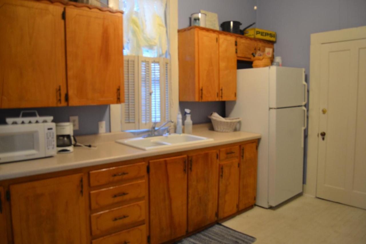 Carleton House Bed And Breakfast Bonham Bagian luar foto