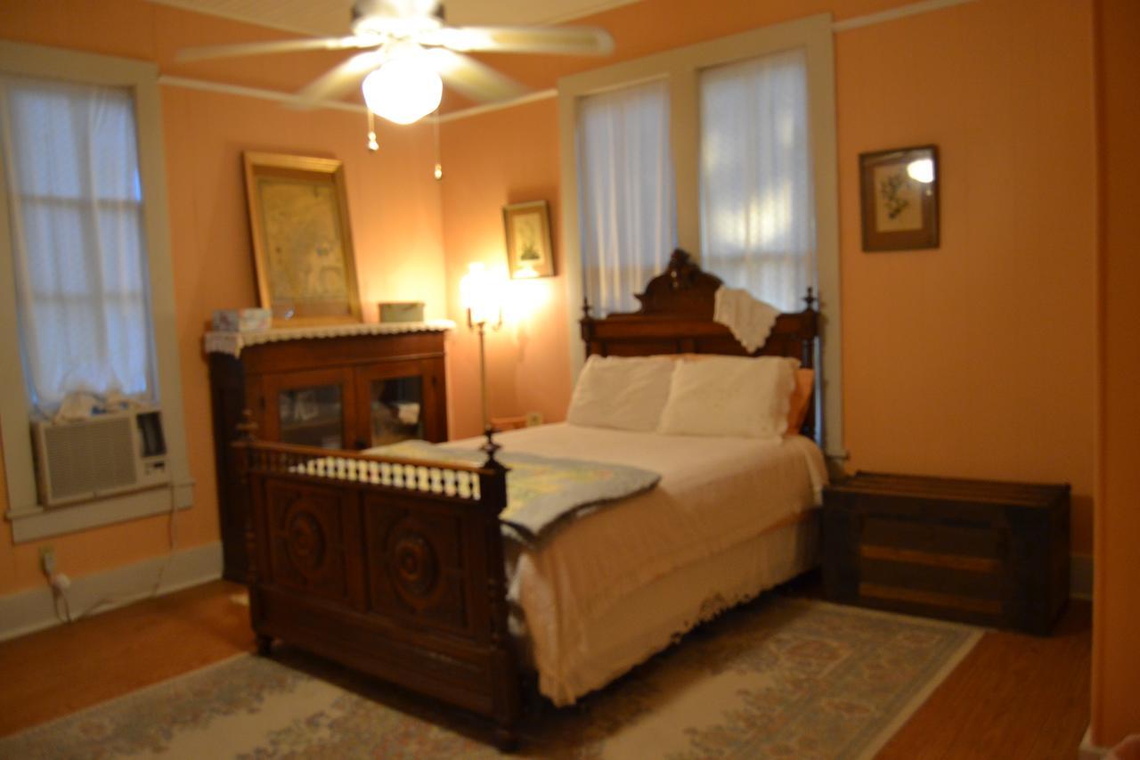 Carleton House Bed And Breakfast Bonham Bagian luar foto
