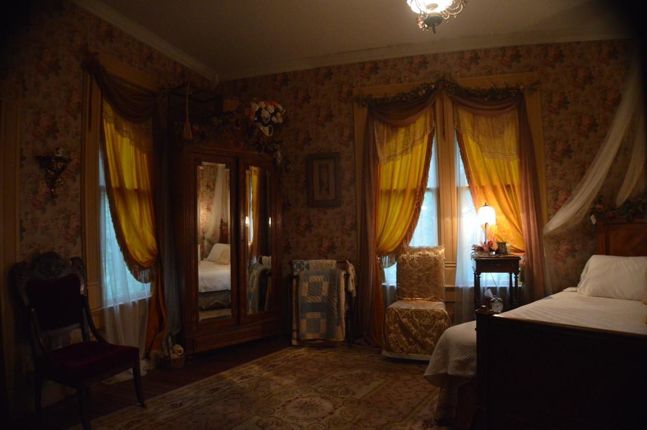Carleton House Bed And Breakfast Bonham Bagian luar foto