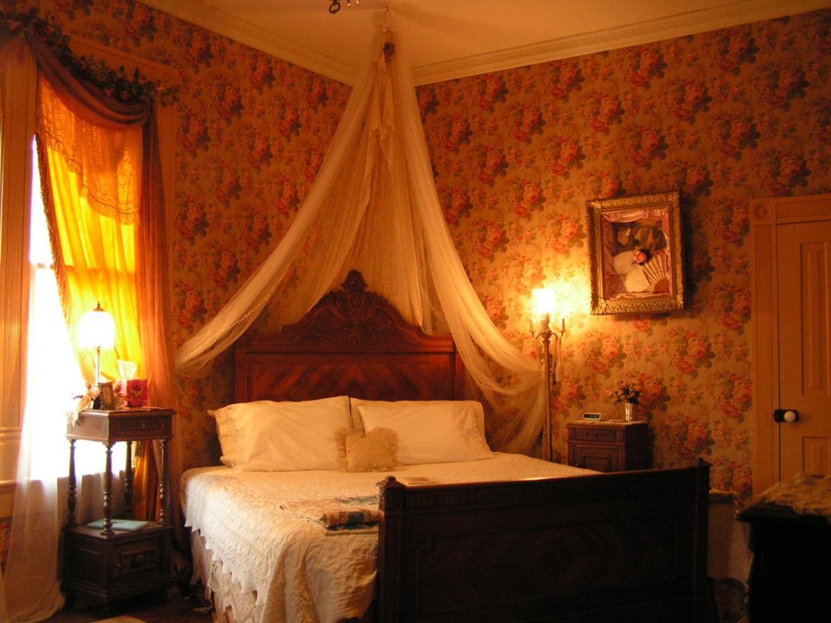 Carleton House Bed And Breakfast Bonham Bagian luar foto